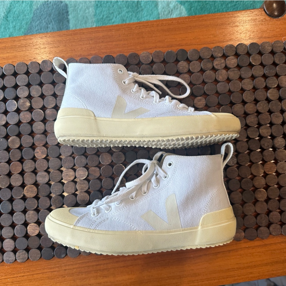 Veja *EXCELLENT* Nova White canvas high top- size 8
